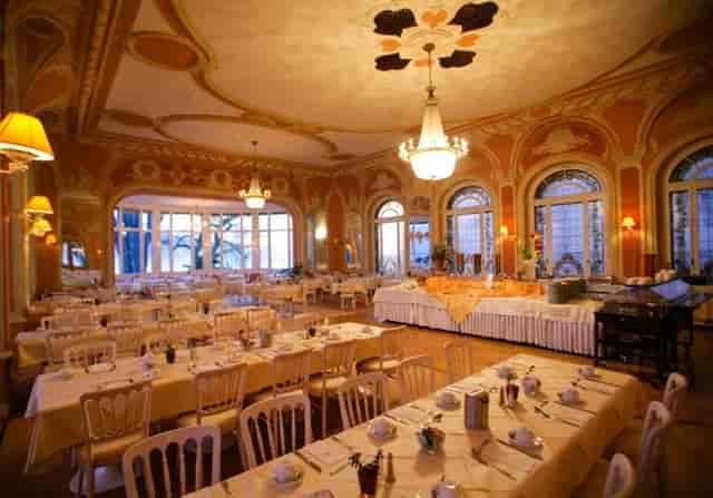 Byron Room at Eden Palace: Historic banquet hall with chandeliers for formal galas and luncheons.