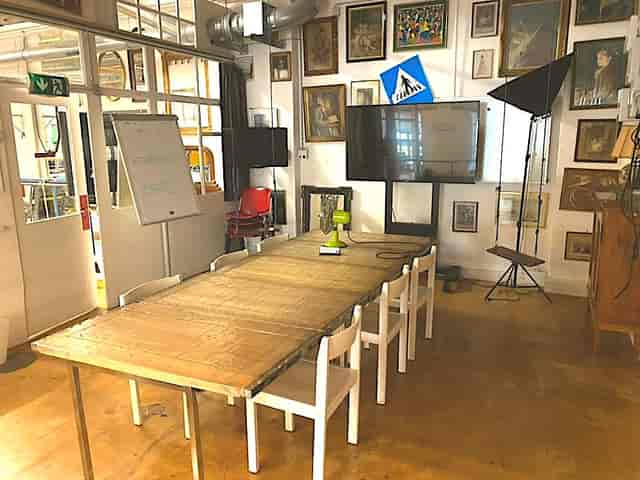 Eclectic DIY meeting space in Résidence Sev52 for creative brainstorming and informal workshops.
