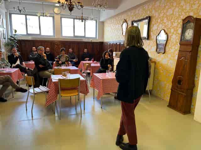Small classroom meeting setup at Résidence Sev52 festival hall for corporate events and workshops.
