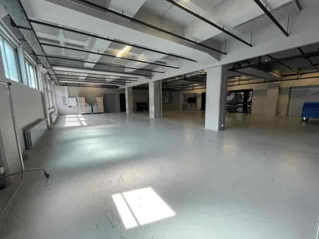 Industrial blank canvas event space at Résidence Sev52 for creative corporate or private events.