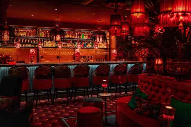 Vibrant cocktail lounge at Zum Barbarossa, ideal for intimate gatherings and networking events.