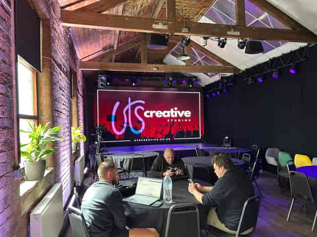 UTS Creative Studios: Industrial venue with LED wall for professional hybrid events.