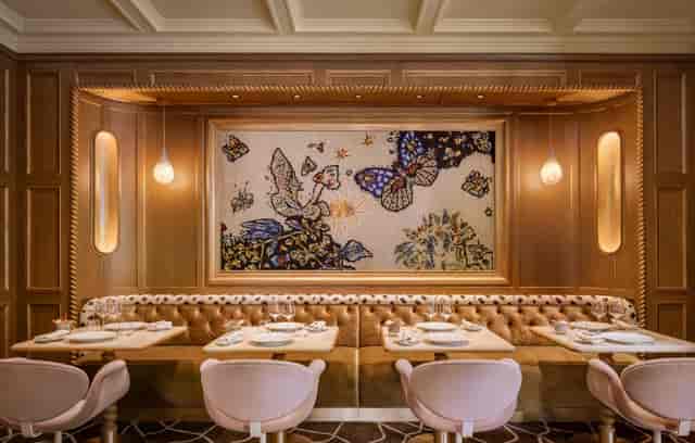 Anne & Lounge mural at Le Pavillon de la Reine, ideal for executive dinner or VIP networking event.