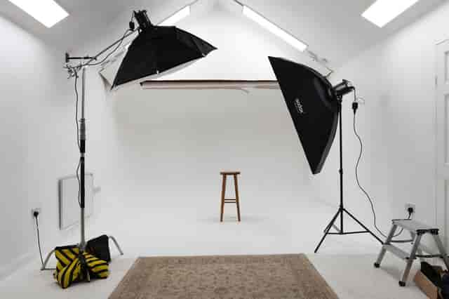 All-white photography studio with bright backdrop, ideal for photo shoots and presentations.