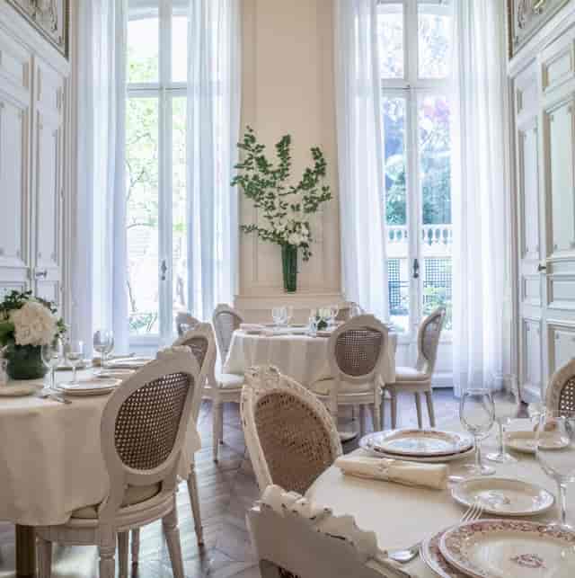 Elegant dining space at Bureau d'Alfred for upscale meetings and networking lunches.