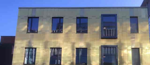Modern metallic corporate event venue for upscale offsites and creative workshops.
