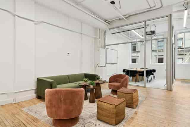 Modern meeting space with a green couch, ideal for brainstorming and collaboration events.