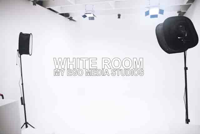 Versatile blank-canvas studio for hybrid events and brand activations.