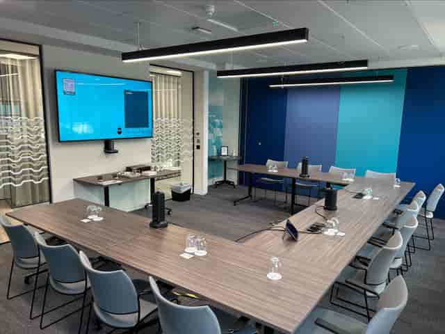 U-shaped boardroom in Pacific Ocean Suite, ICS Maritime Hub, for hybrid meetings and conferences.