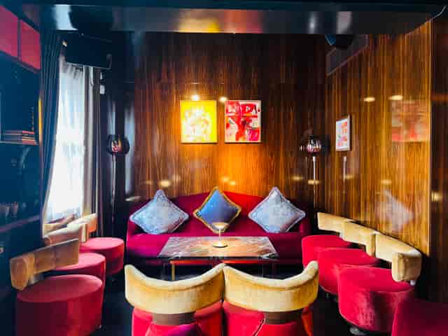 Shikhar Bar at VATAVARAN: Plush lounge seating for exclusive VIP breakout sessions and receptions.