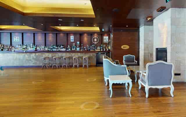 Boathouse Dining Room: High-end waterfront lounge for corporate networking and VIP events.