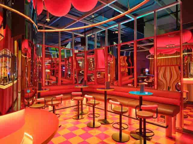 Vibrant Fun House venue in FAIRGAME, ideal for product launches and social gatherings.