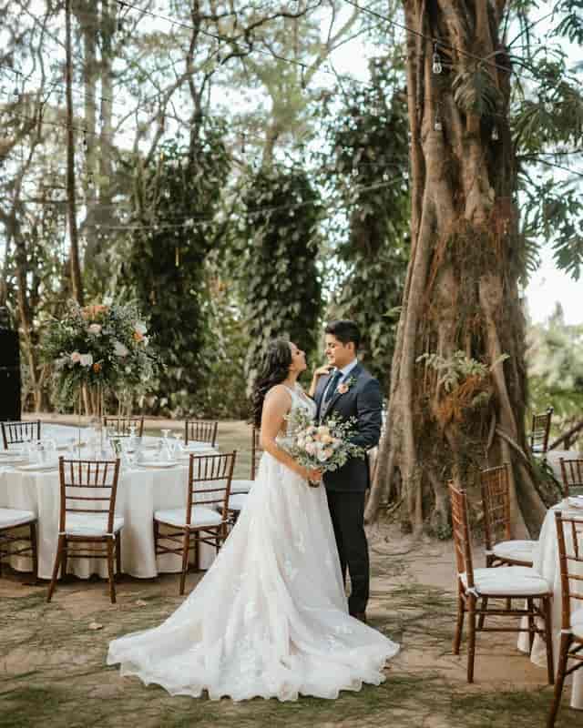 Elegant outdoor wedding setup at Jardines & Salones, Cajamarca, with lush greenery.