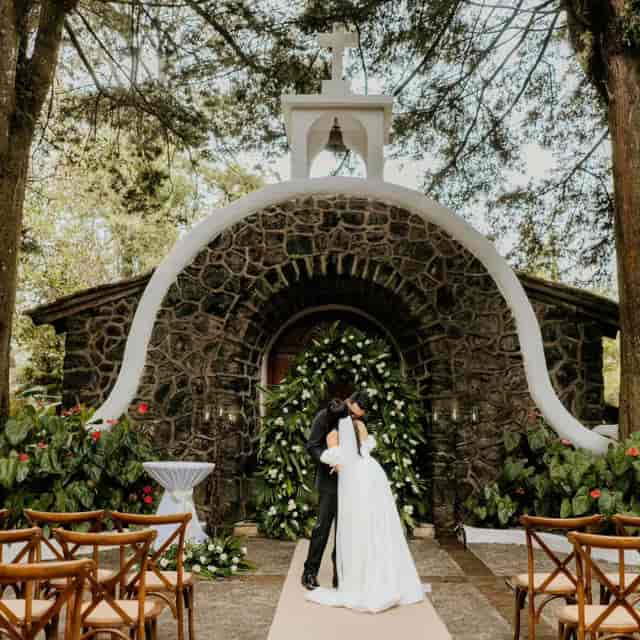 Charming outdoor wedding venue in Cajamarca with stone chapel and lush greenery.