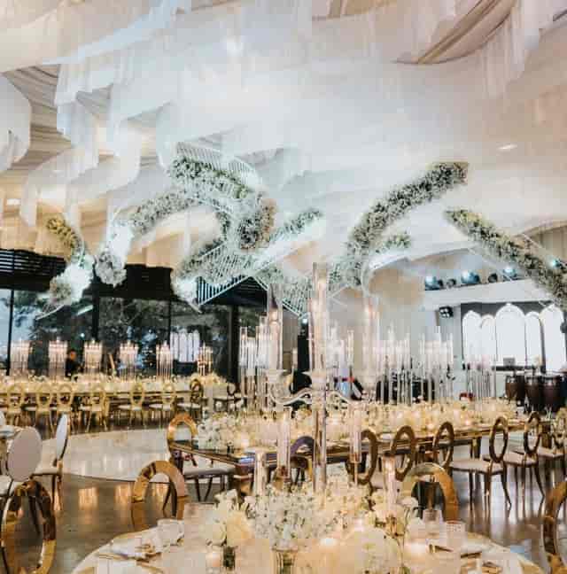 Elegant event space in Cajamarca with floral decor, perfect for weddings and corporate events.