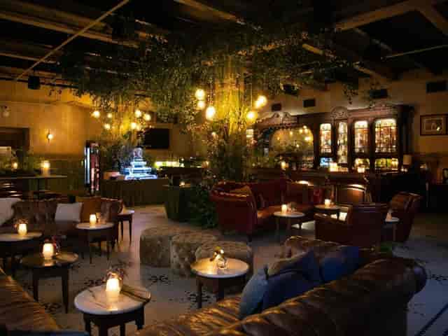 Stylish restaurant bar with warm lighting, ideal for events and meetings in Highland Cinema.