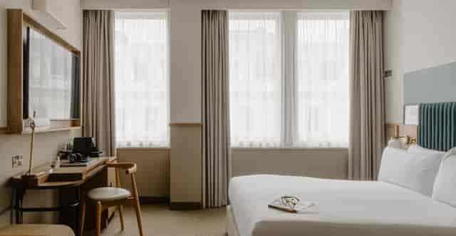 Corporate hotel room at Club Quarters St. Paul’s with dedicated workspace for business travel.