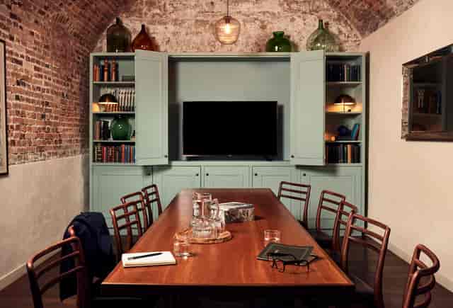 Vaulted meeting room with rustic brick walls, ideal for intimate gatherings in Paris.