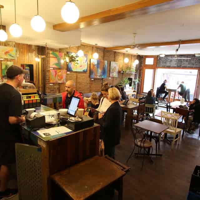 Vibrant café with eclectic décor, ideal for networking and informal meetings