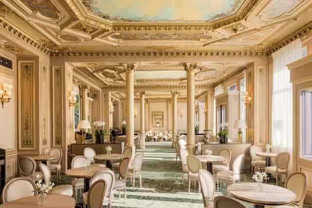 Elegant Main Dining Room in Les Bariolés, perfect for upscale events and networking.