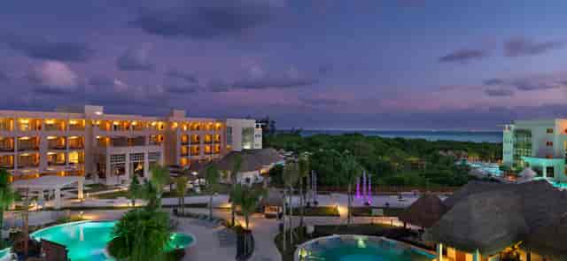 Ceiba Ballroom at Paradisus Playa del Carmen: tropical evening networking event and retreat venue.