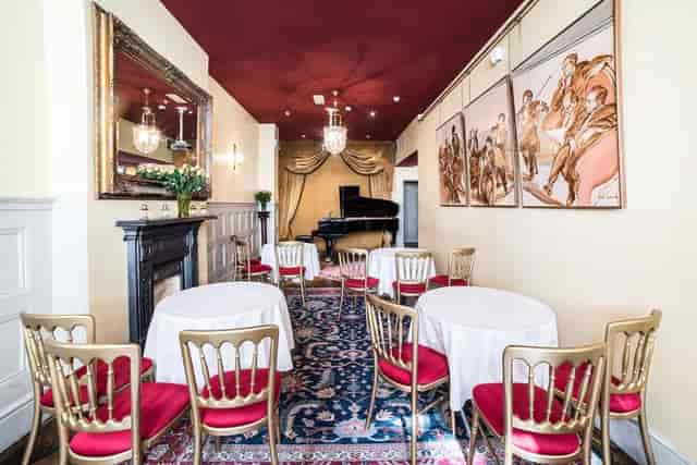 Intimate Rooms