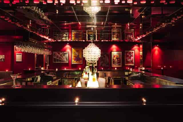 Piano Bar at Minsky's Hotel: upscale lounge with mirrored ceilings for corporate event receptions.