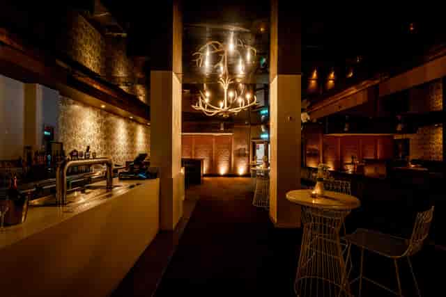 Piano Bar at Minsky's Hotel: intimate lounge with cocktail tables for networking and receptions.