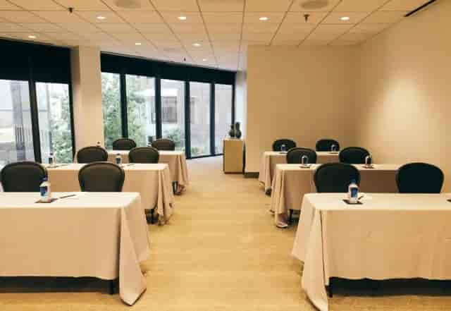 Meeting room with natural light, organized for workshops and corporate events.
