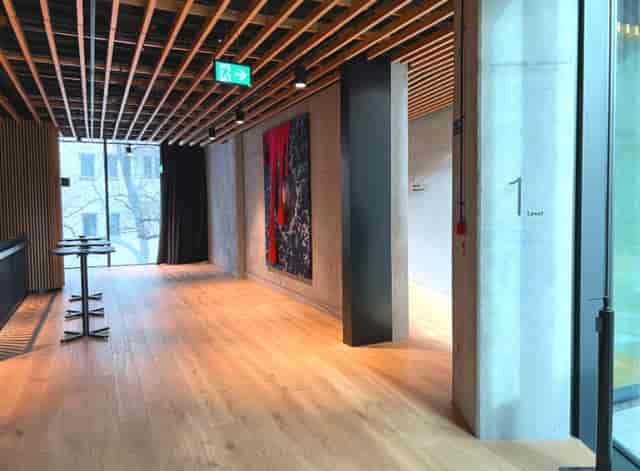 Modern meeting space at Sakura Nobu Warsaw with sleek flooring, ideal for networking events.