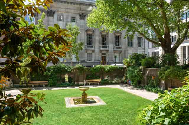 Goldsmiths' Garden at Goldsmiths' Hall, lush greenery, ideal for outdoor events and receptions.