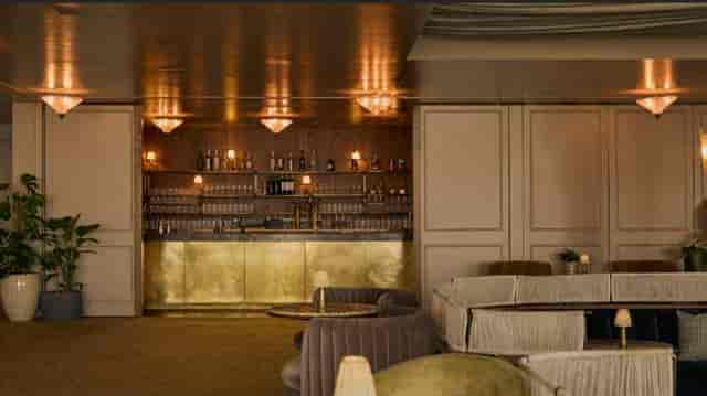 Elegant lounge area in Studio 8, White City House; ideal for meetings and social gatherings.