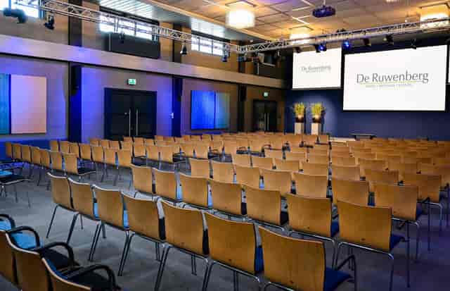 Theater-style Atrium at De Ruwenberg with LED lighting for corporate presentations and conferences.
