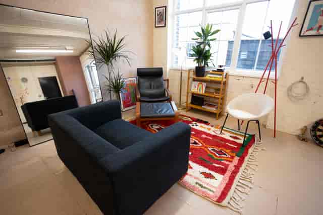 Cozy meeting space with modern furniture for informal gatherings and workshops.