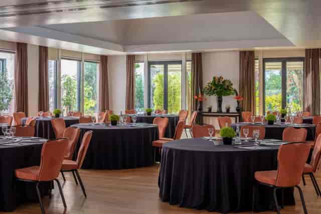 Parque Mayer event space at Tivoli Lisboa with floor-to-ceiling windows for professional luncheons.