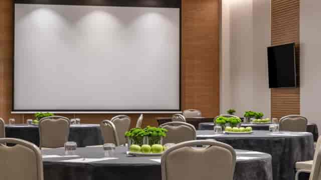 Alfama conference room at Hyatt Regency Lisbon: round tables for corporate breakout sessions.