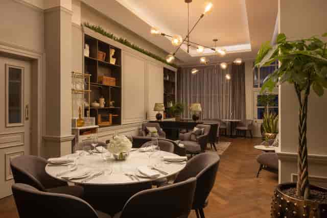 Holmes Hotel London Parlour: Elegant event space, breakout area.