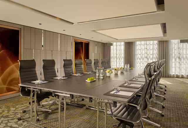 Eindhoven boardroom meeting, modern, corporate event