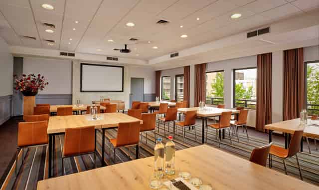 25 Watt Meeting Room