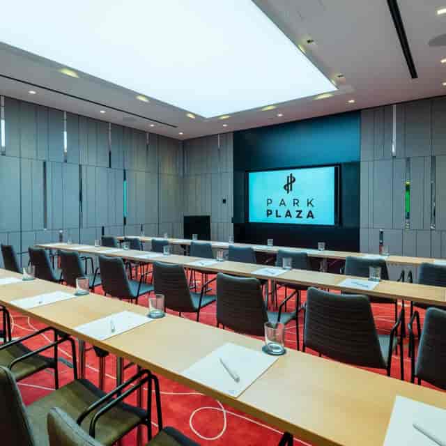 Eindhoven boardroom meeting, theatre-style seating, projector