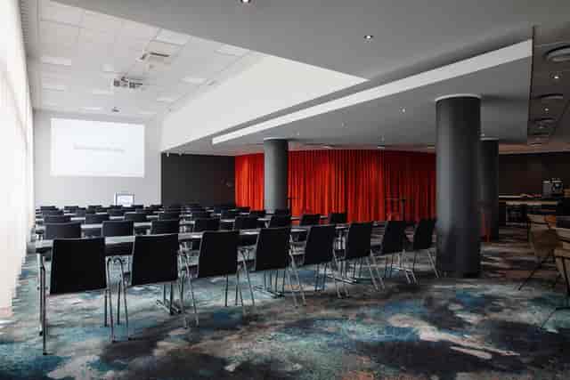 Radisson RED Berlin Park Suite 1: Modern conference room, natural light, corporate events