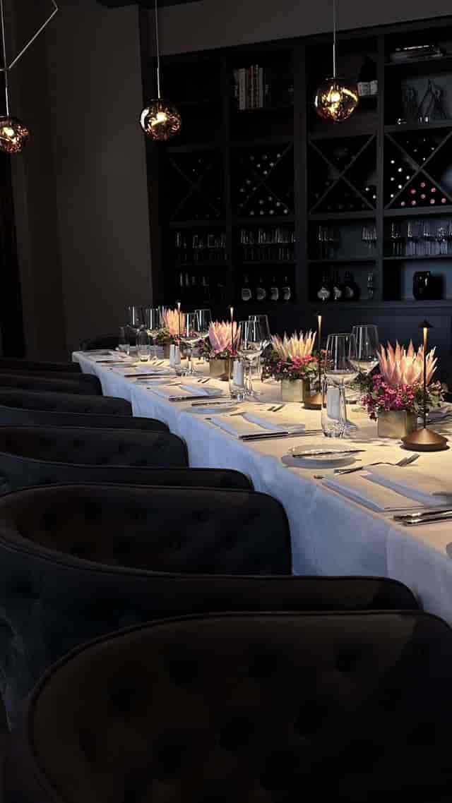 Plaza Suite 4: Elegant corporate dinner, executive meeting, social event.