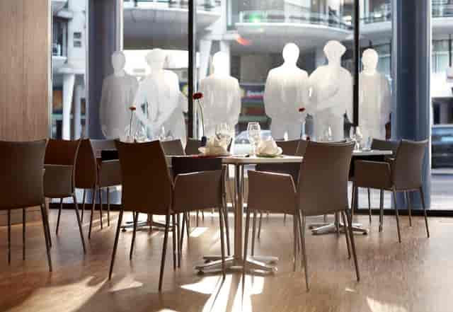 Park Plaza Berlin event: elegant seating, natural light