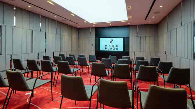 Modern Berlin meeting room, executive briefing, training session.
