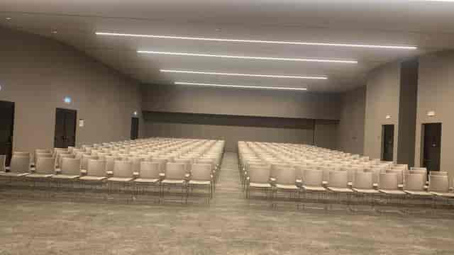 Theater-style auditorium at Hilton Porto Gaia, neutral breakout room for corporate events.