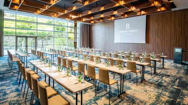 Classroom-style meeting room at Renaissance Porto Lapa Hotel for corporate workshops and events.