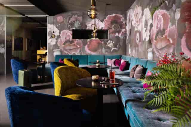 JAMS Lounge Munich: Velvet interior for VIP networking and creative brainstorming sessions.