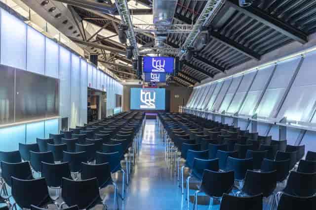 Industrial-chic theater setup at Terraza Truss Madrid for corporate keynotes and product launches.