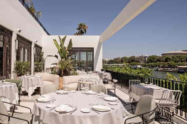 Waterfront Terraza Río Grande Sevilla: Premium corporate networking dinner venue.