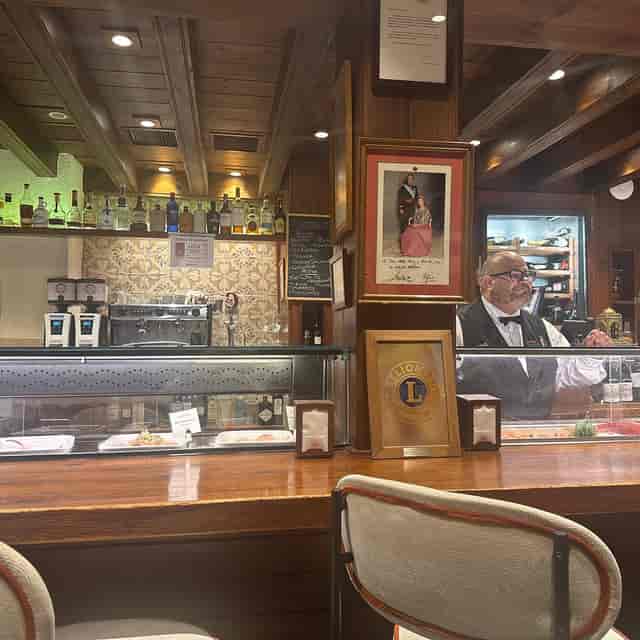 Elegant bar and tapas area at Restaurante Casa Robles for VIP networking and incentive events.